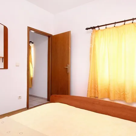 10166c Apartment *